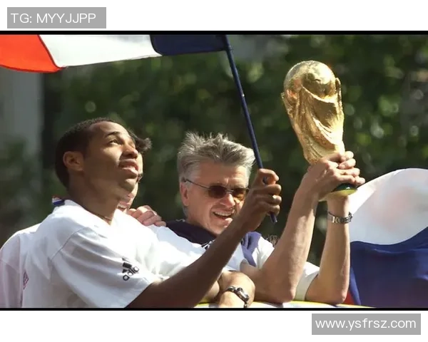 足坛传奇巨星亨利球星卡收藏价值与经典瞬间全景解析